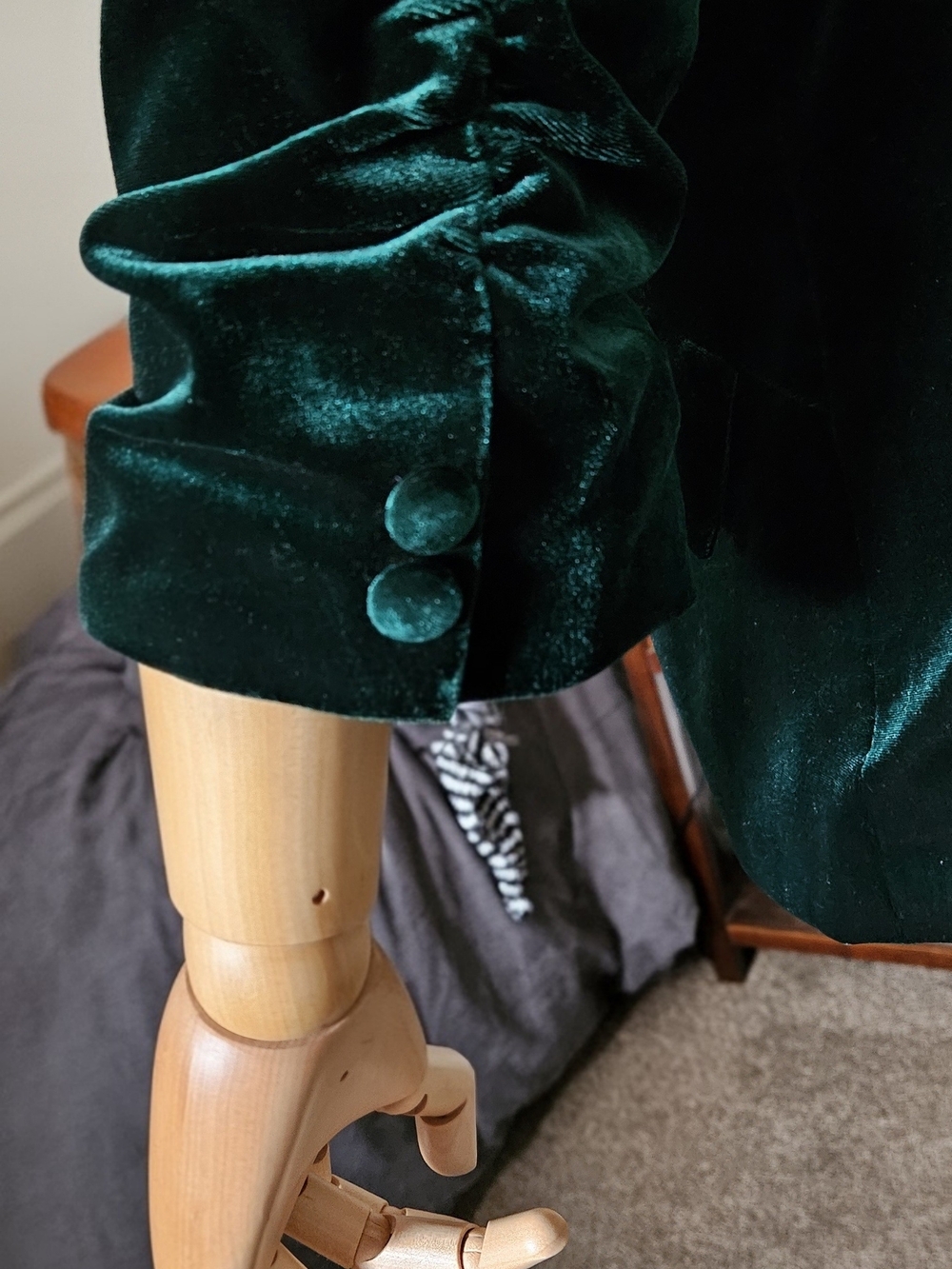 Vibrant Green Crushed Velvet Blazer With Contrasted Floral Print Lining. Holiday - Picture 5 of 11